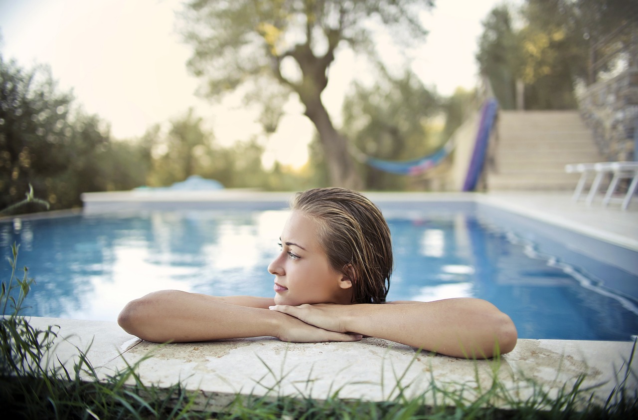Les avantages de la construction d&rsquo;une piscine : un investissement rafraîchissant